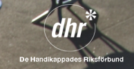 Logotyp: Bakgrunden r en bild i grton frn en gatumilj. I mitten en vit cirkel med texten 'dhr' i och 'De Handikappades Riksfrbund' under.