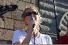 Ulrika Norelius sjunger och håller en mickrofon i ena handen. Extrem närbild på den vackra vokalisten. (Klicka på bilden för att se en större bild)