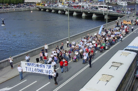 Bild från marschen 2004. En mängd människor går i ett tåg. Bild från marschen 2004. En mängd människor går i ett tåg.