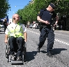 Hans Filipsson i slskap av en bister polisman (Klicka p bilden fr att se en strre bild)