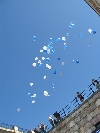 Ballonger mot en klarbl himmel (Klicka p bilden fr att se en strre bild)