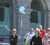 En ballong snker sig ner mot deltagarna (Klicka p bilden fr att se en strre bild)