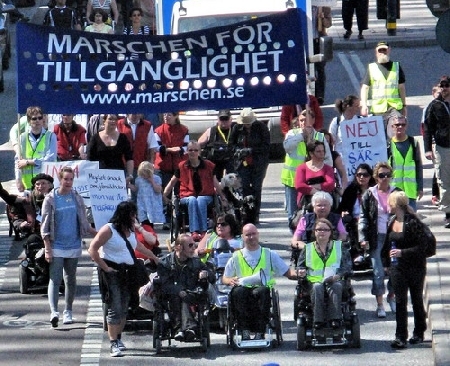 Bild från Marschen för tillgänglighet 2007; täten på marschtåget med Jesper Odelberg, Hans Filipsson och Emma Johansson i spetsen. Foto: Ilias Bennani Bild från Marschen för tillgänglighet 2007; täten på marschtåget med Jesper Odelberg, Hans Filipsson och Emma Johansson i spetsen. Foto: Ilias Bennani