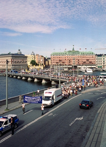 Bild frn Marschen fr tillgnglighet 2005; hela det lnga marschtget ses strax innan Mynttorget. Hlften av det passerar strmbron och svnger av mot Mynttorget. Foto: Bjrn Roth