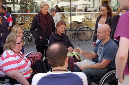 Bild från den andra massanmälningsaktionens genomförande i Uppsala 2007-08-18. Till höger i bild Hans Filipsson som berättar för deltagare hur aktionen genomförs. Foto: Miles Goldstick